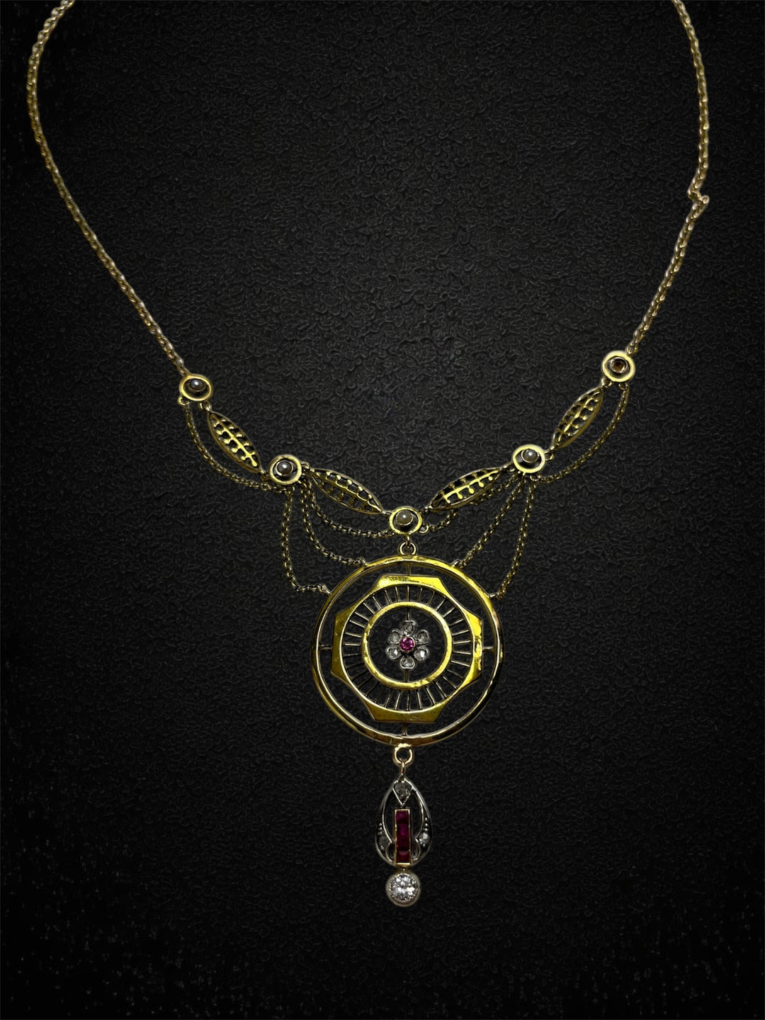 Raro collier in stile Jugendstil realizzato in oro, arricchito da diamanti e rubini.