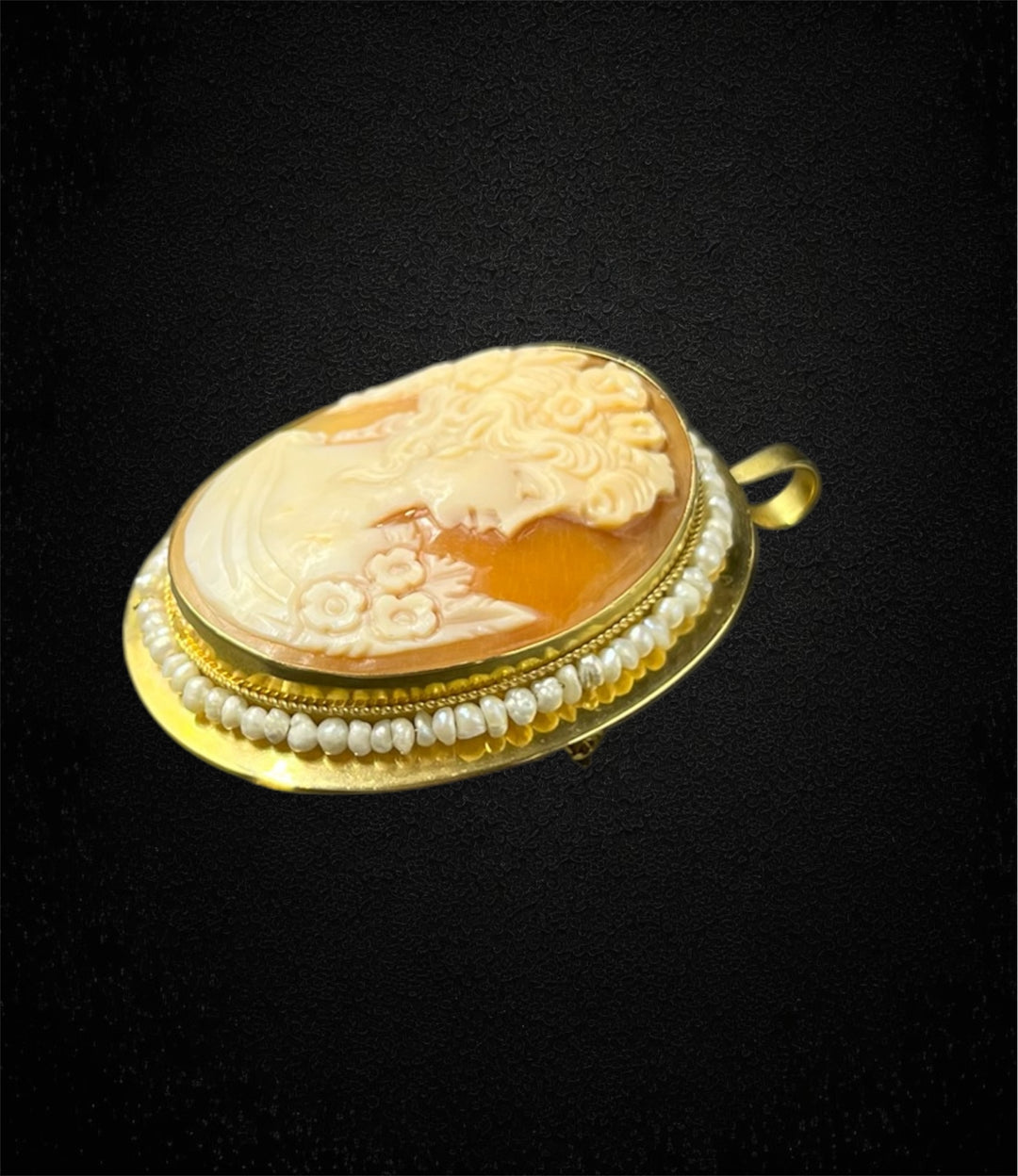 Ciondolo in oro giallo con cammeo e microperle, produzione italiana anni ’60