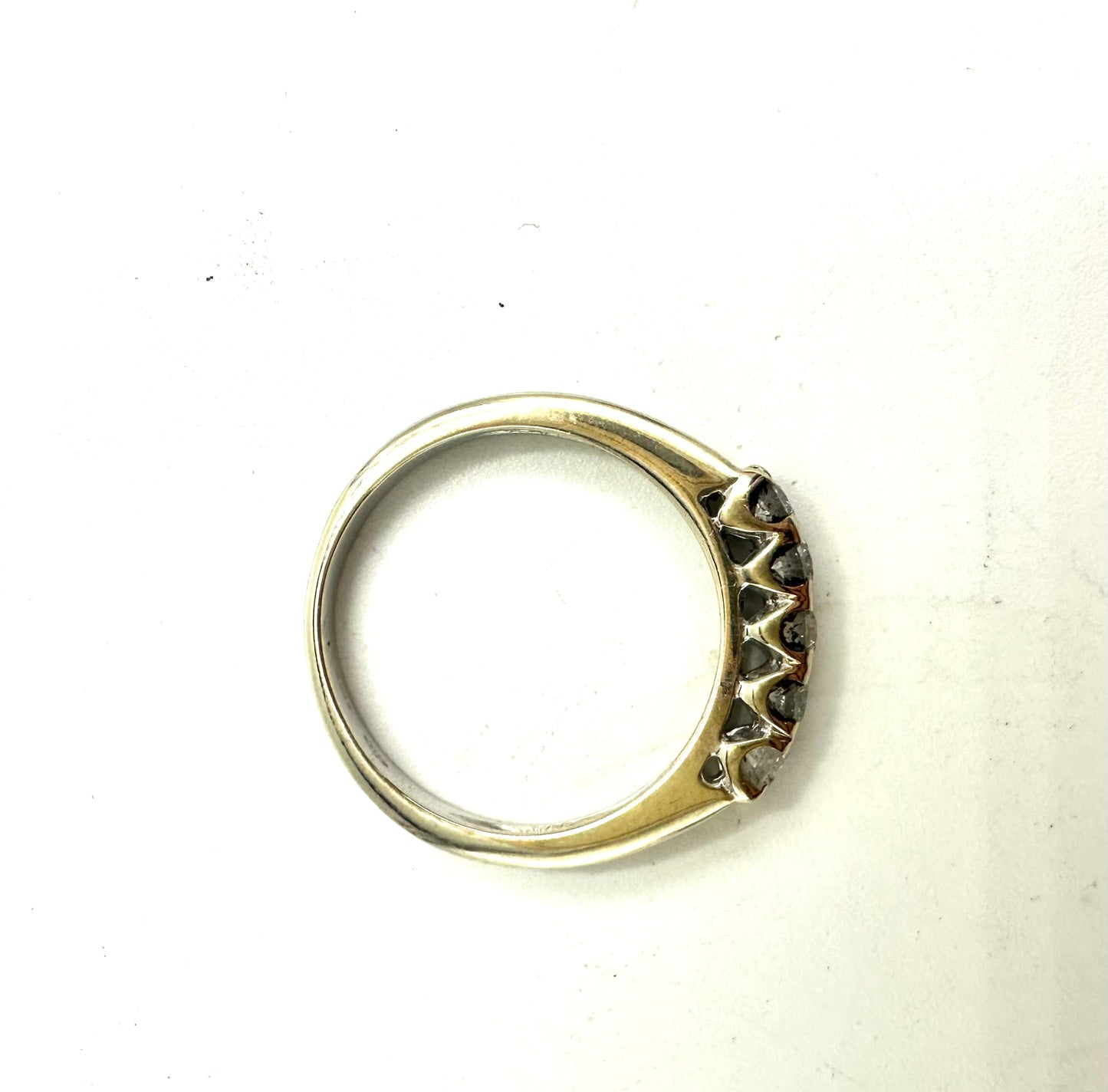 Anello riviere in oro bianco: eleganza e maestria artigianale