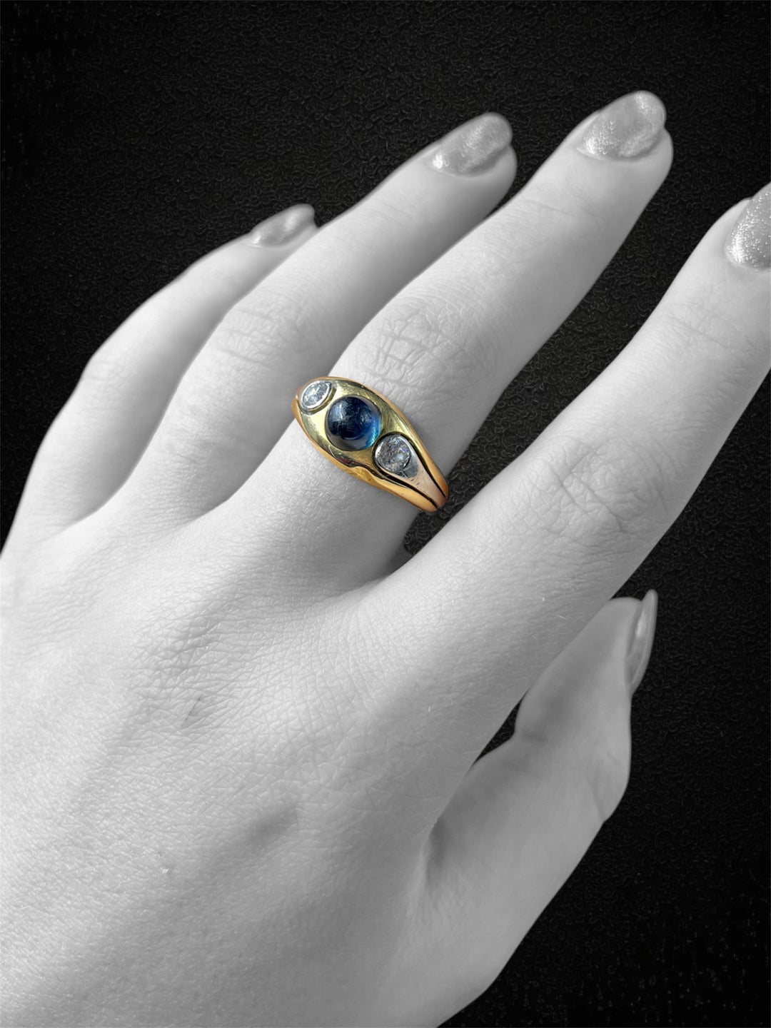 Anello a Fascia con Zaffiro Cabochon e Diamanti