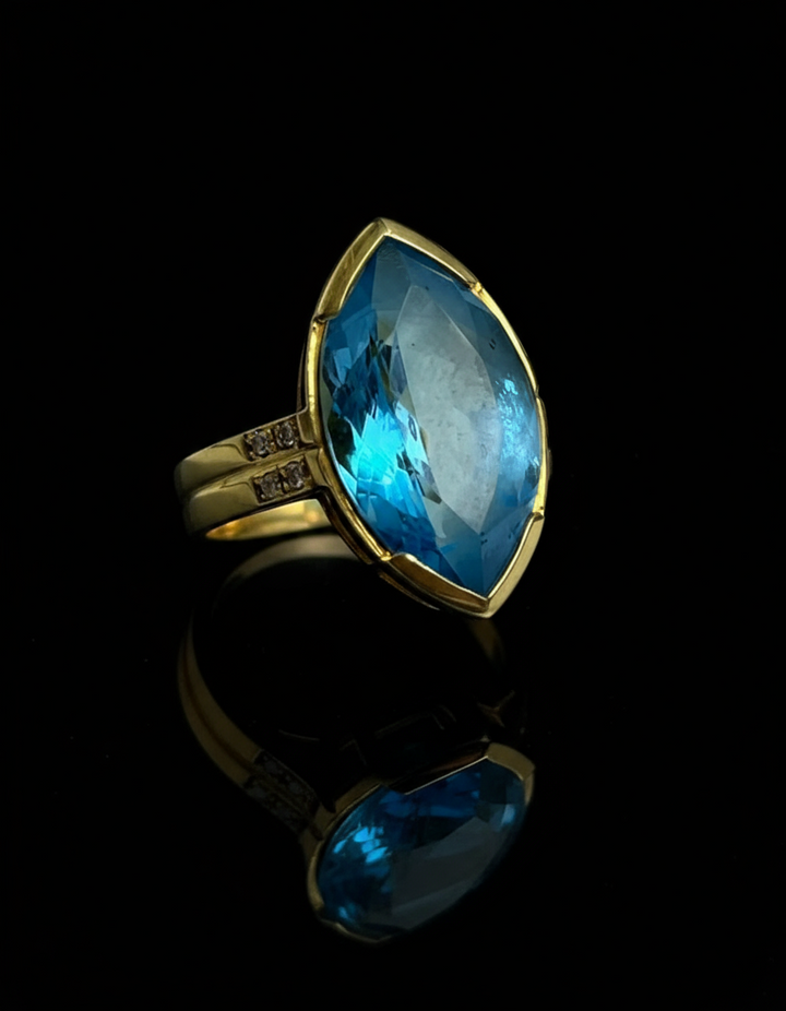 Anello con Topazio Marquise e Diamanti