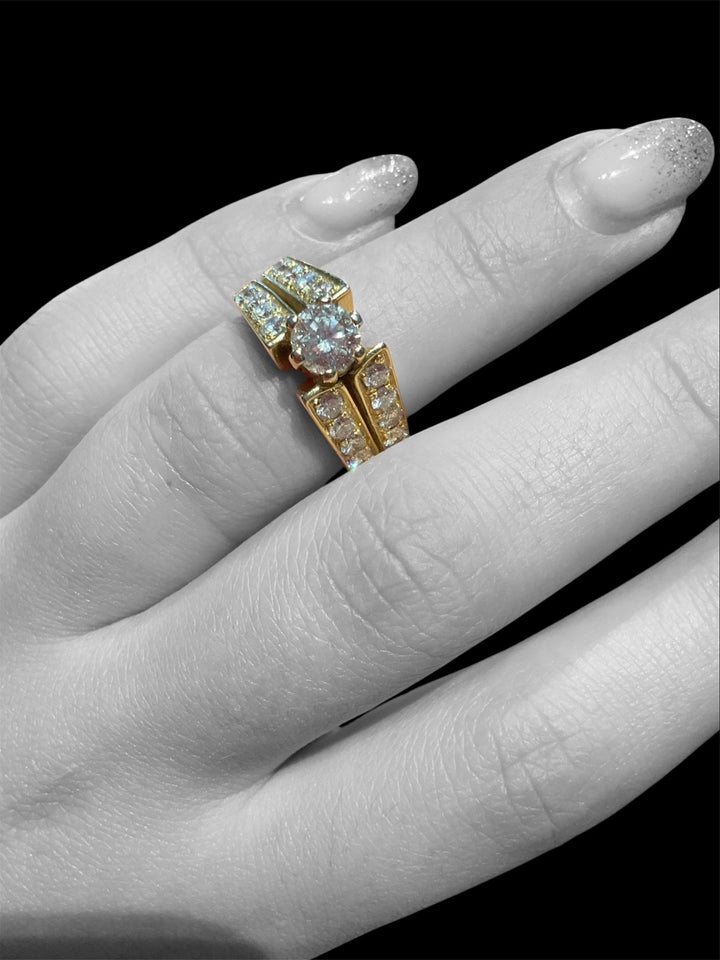 Anello Solitario ct. 0,73 in Oro, contorno diamanti