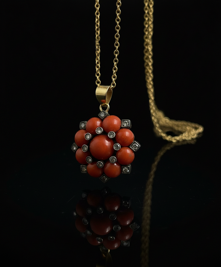 Ciondolo Stellato Corallo e Diamanti