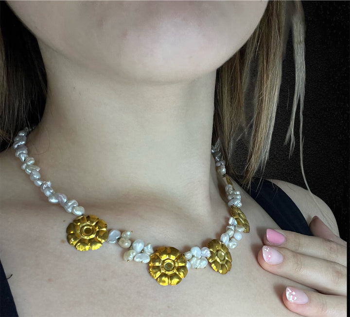 Collier con perle di fiume e margherite d’oro