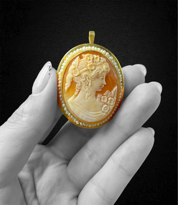 Ciondolo in oro giallo con cammeo e microperle, produzione italiana anni ’60