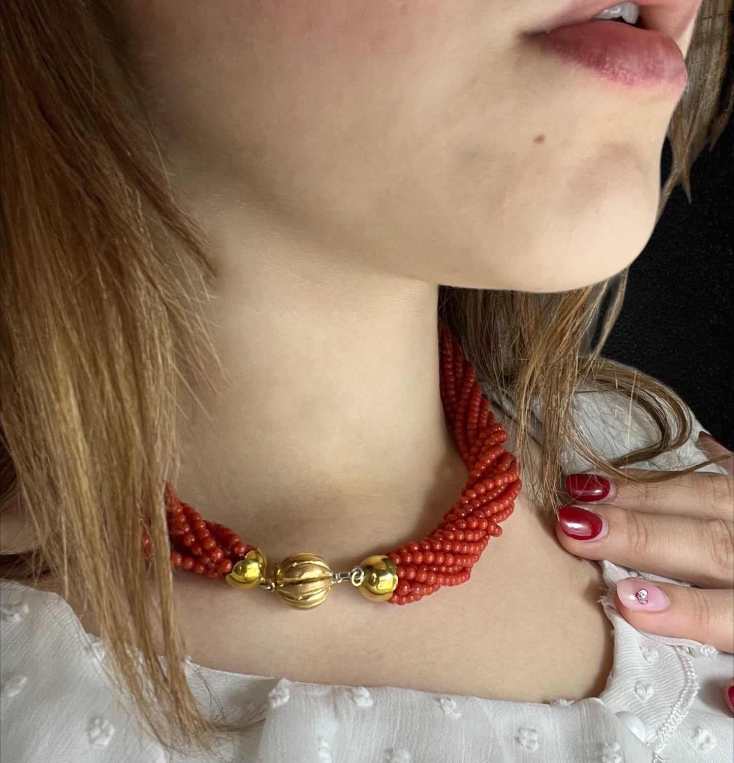 Collana in corallo multifilo, chiusura in oro giallo 18K