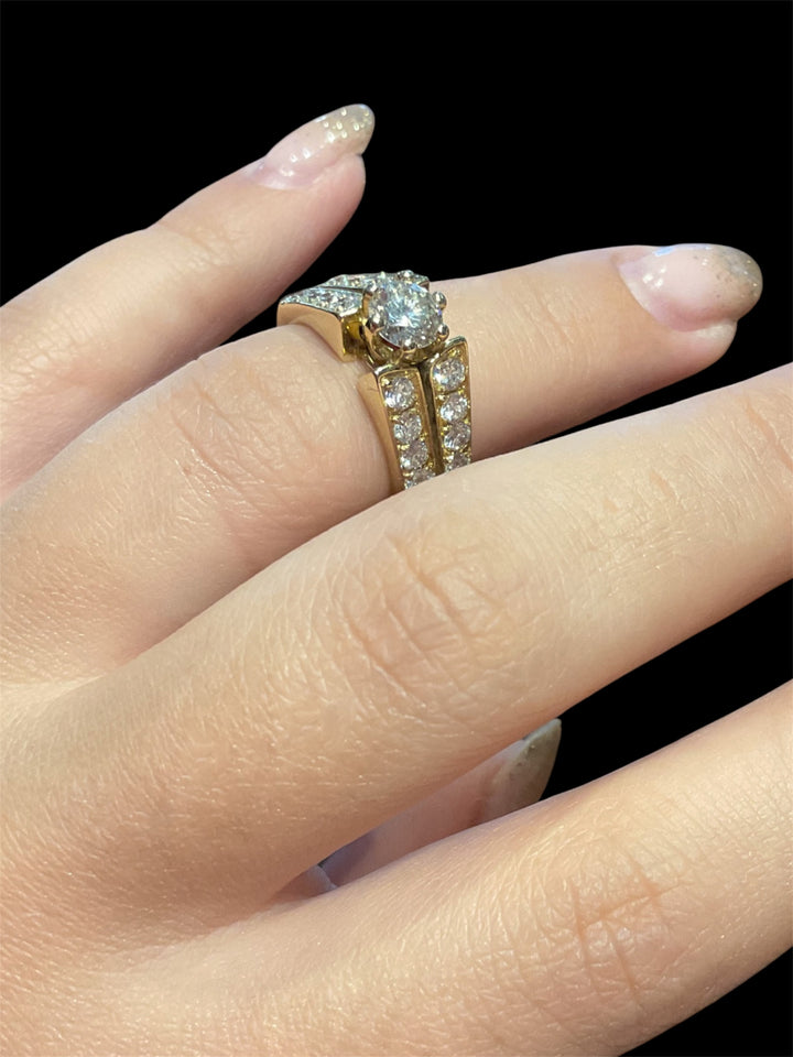 Anello Solitario ct. 0,73 in Oro, contorno diamanti