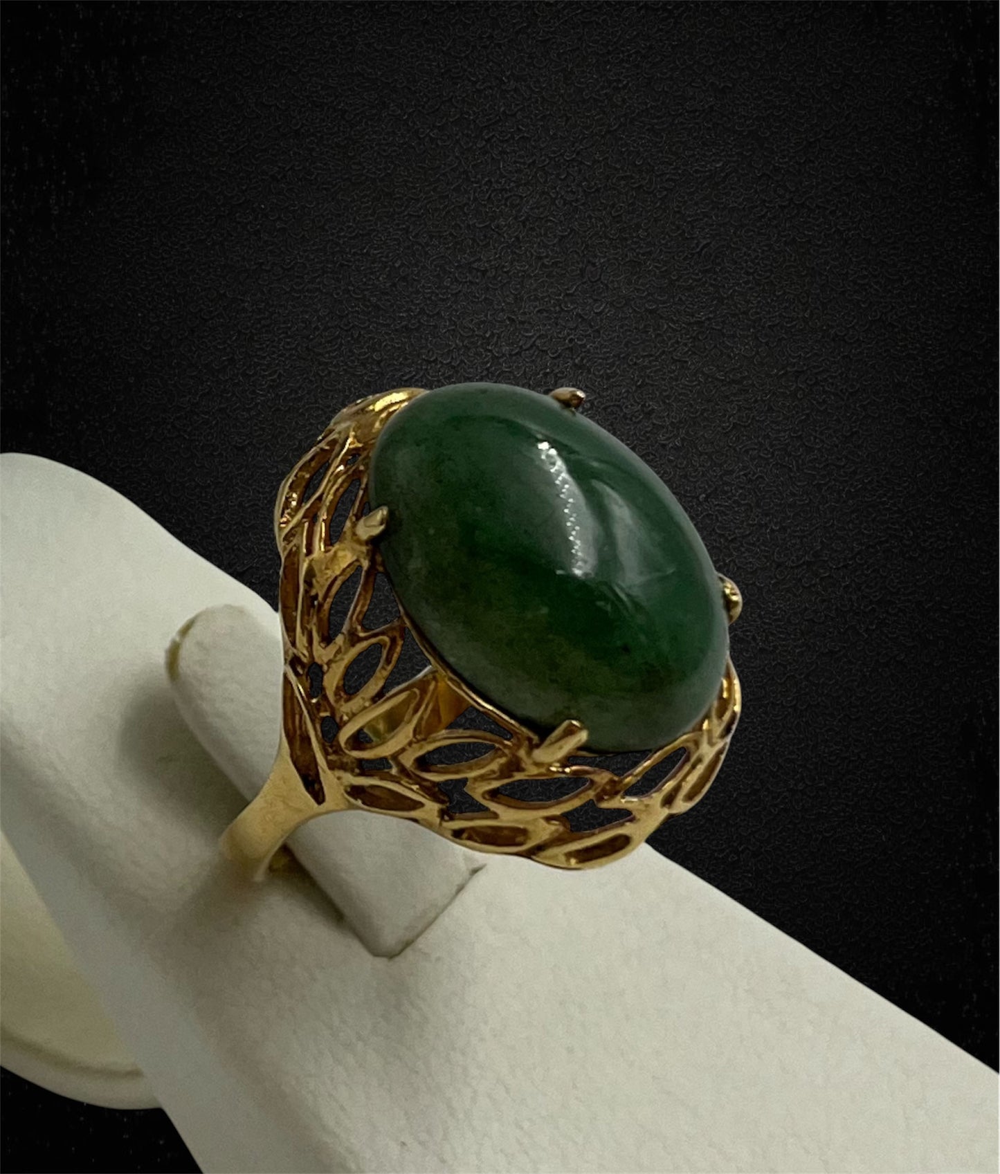 Anello con giadeite, ispirato alle forme sinuose della natura.