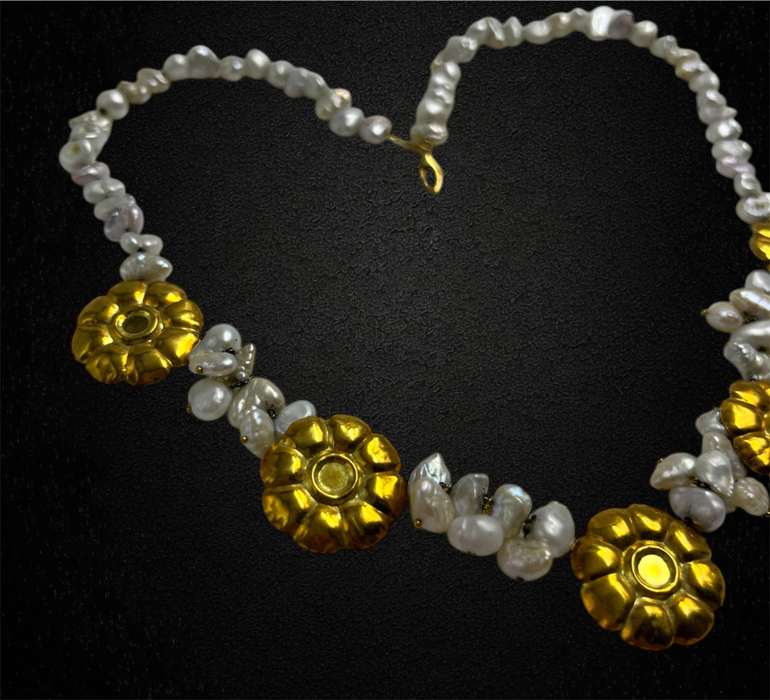 Collier con perle di fiume e margherite d’oro