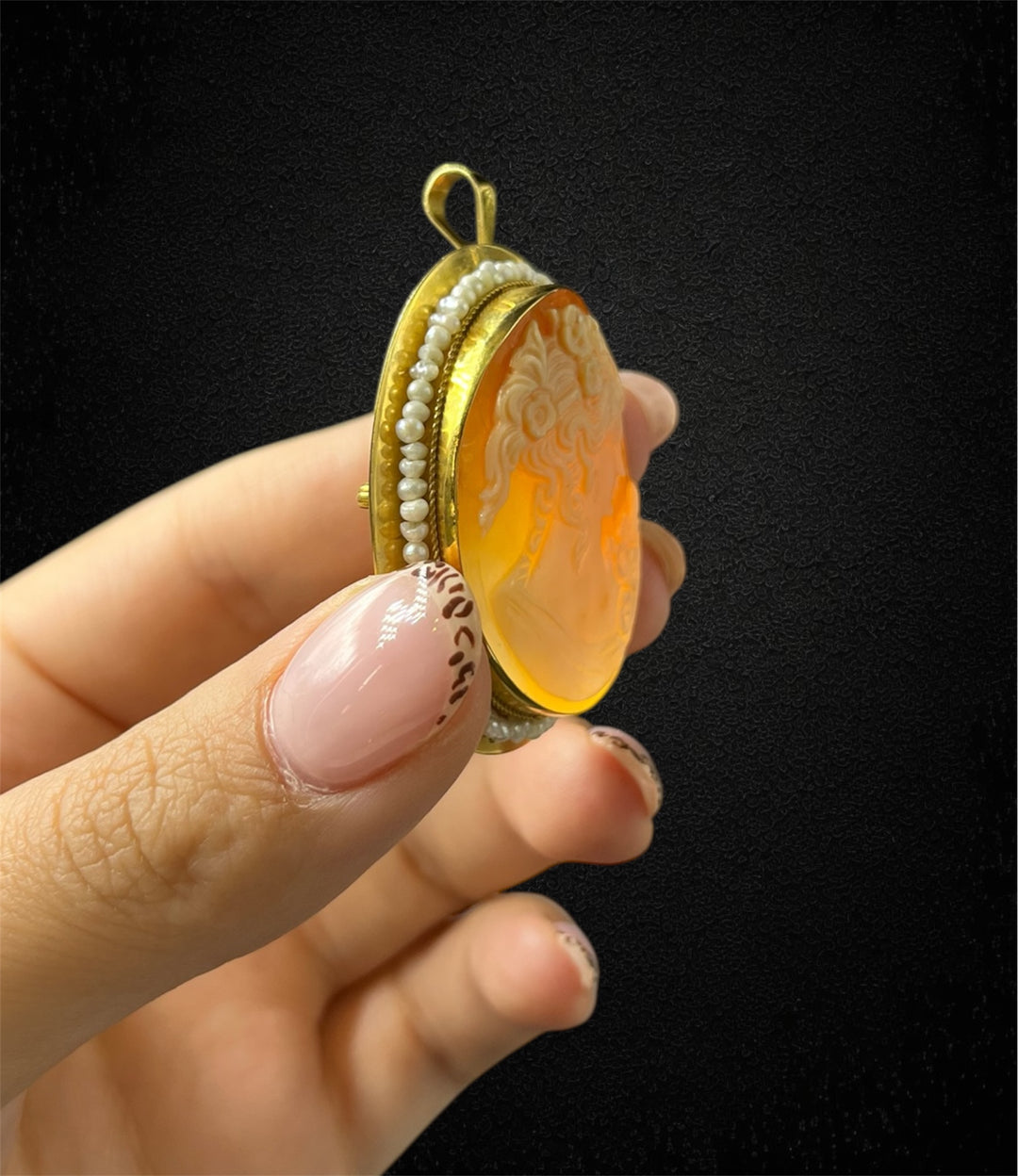 Ciondolo in oro giallo con cammeo e microperle, produzione italiana anni ’60