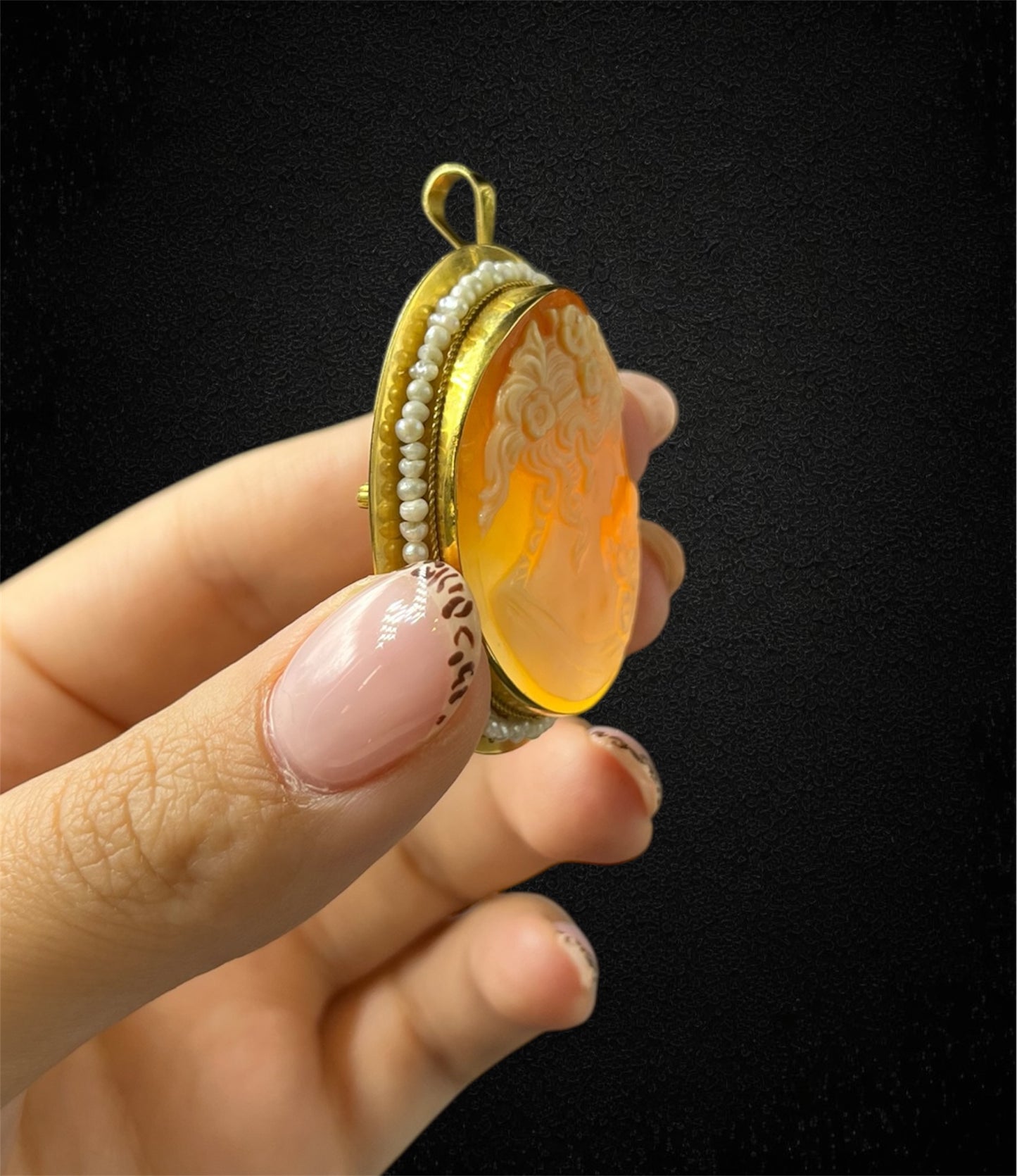 Ciondolo in oro giallo con cammeo e microperle, produzione italiana anni ’60