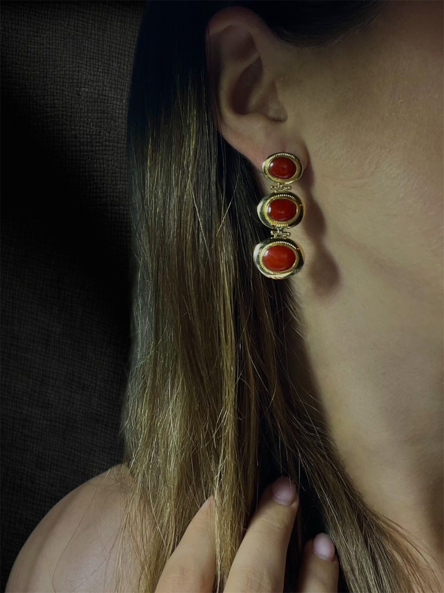 Orecchini in oro giallo 18K con corallo mediterraneo, produzione italiana