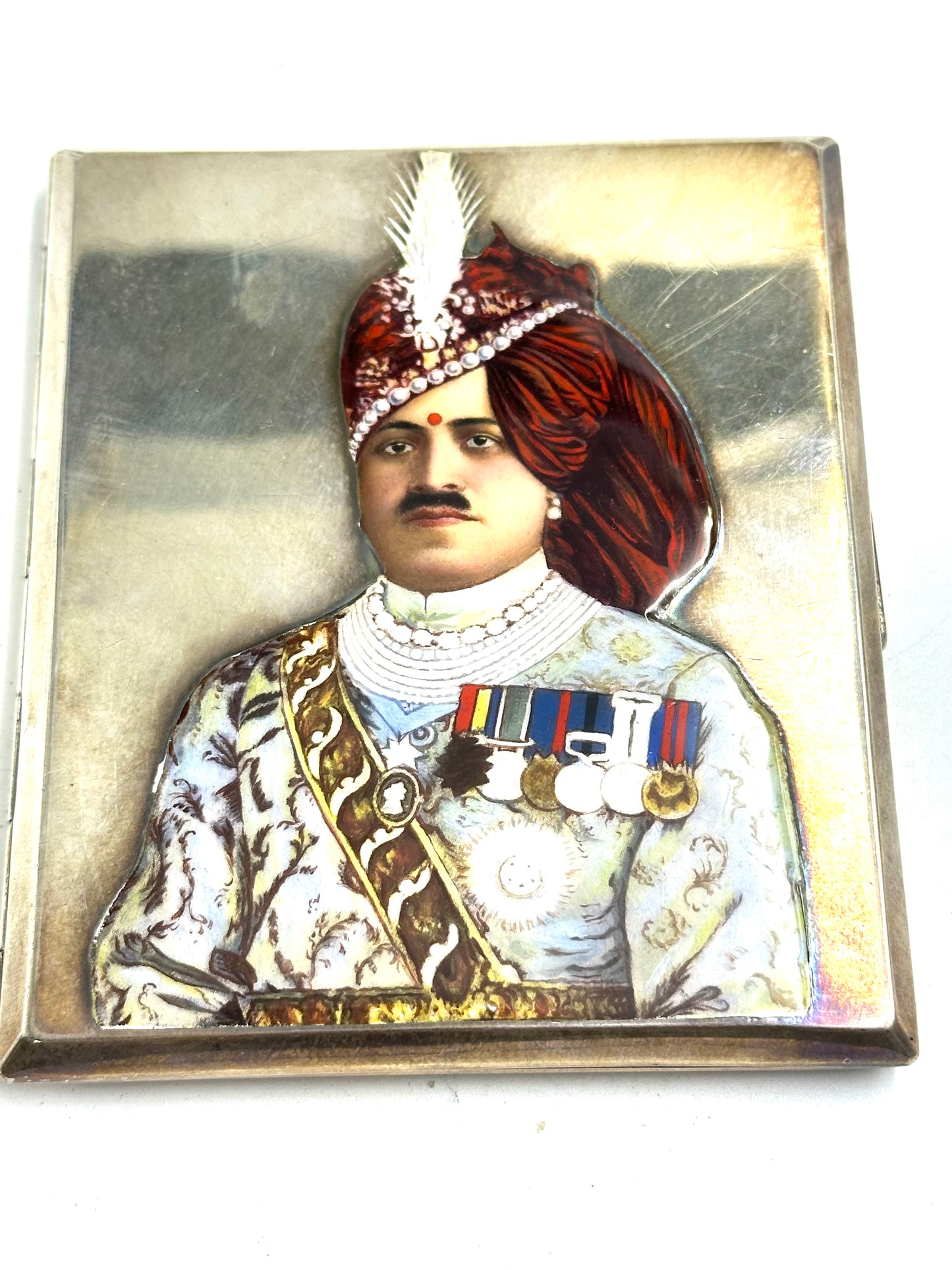 Portasigarette in argento con immagine Maharaja in smalti policromi