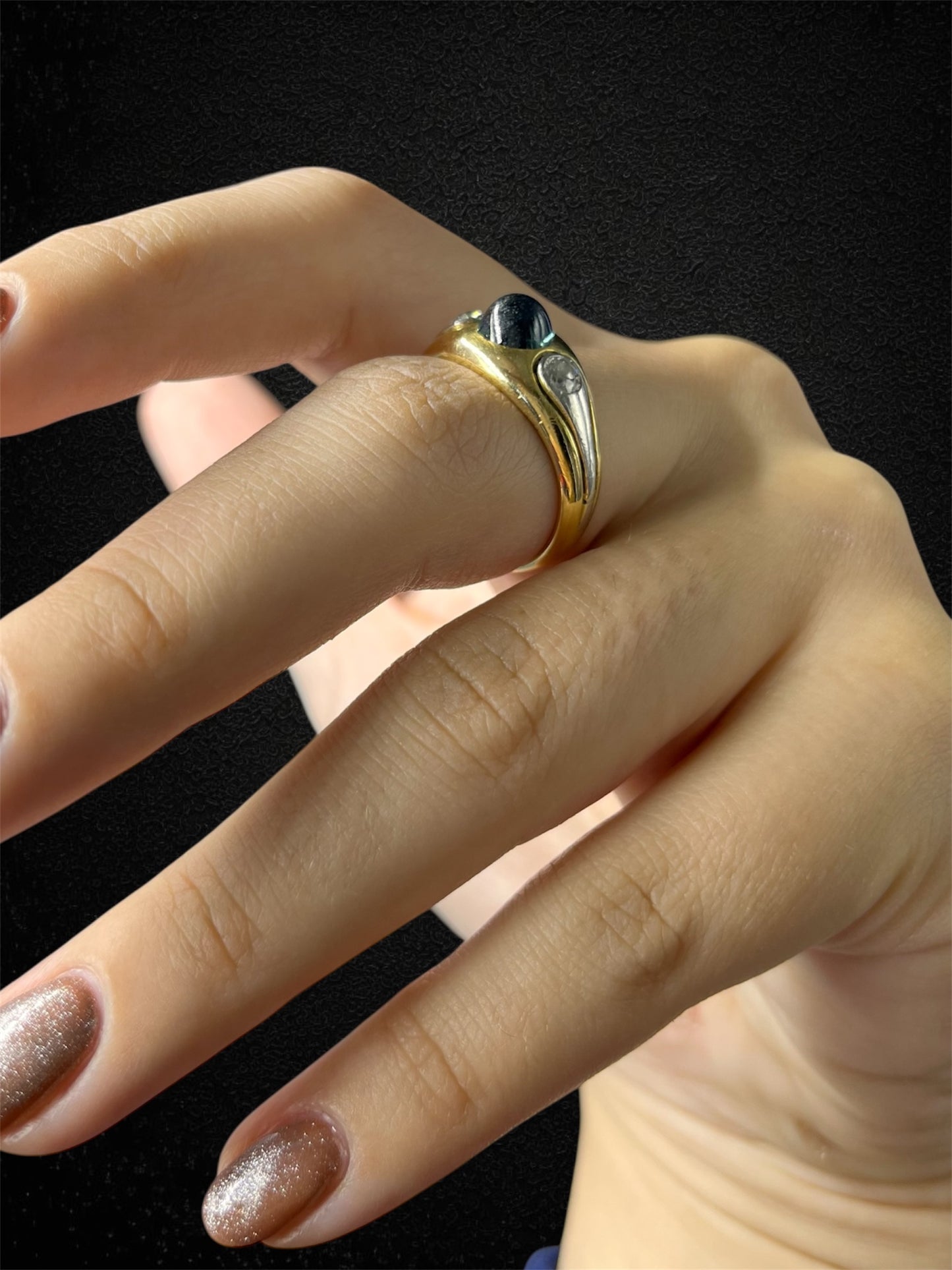 Anello a fascia in oro bianco con zaffiro cabochon e diamanti