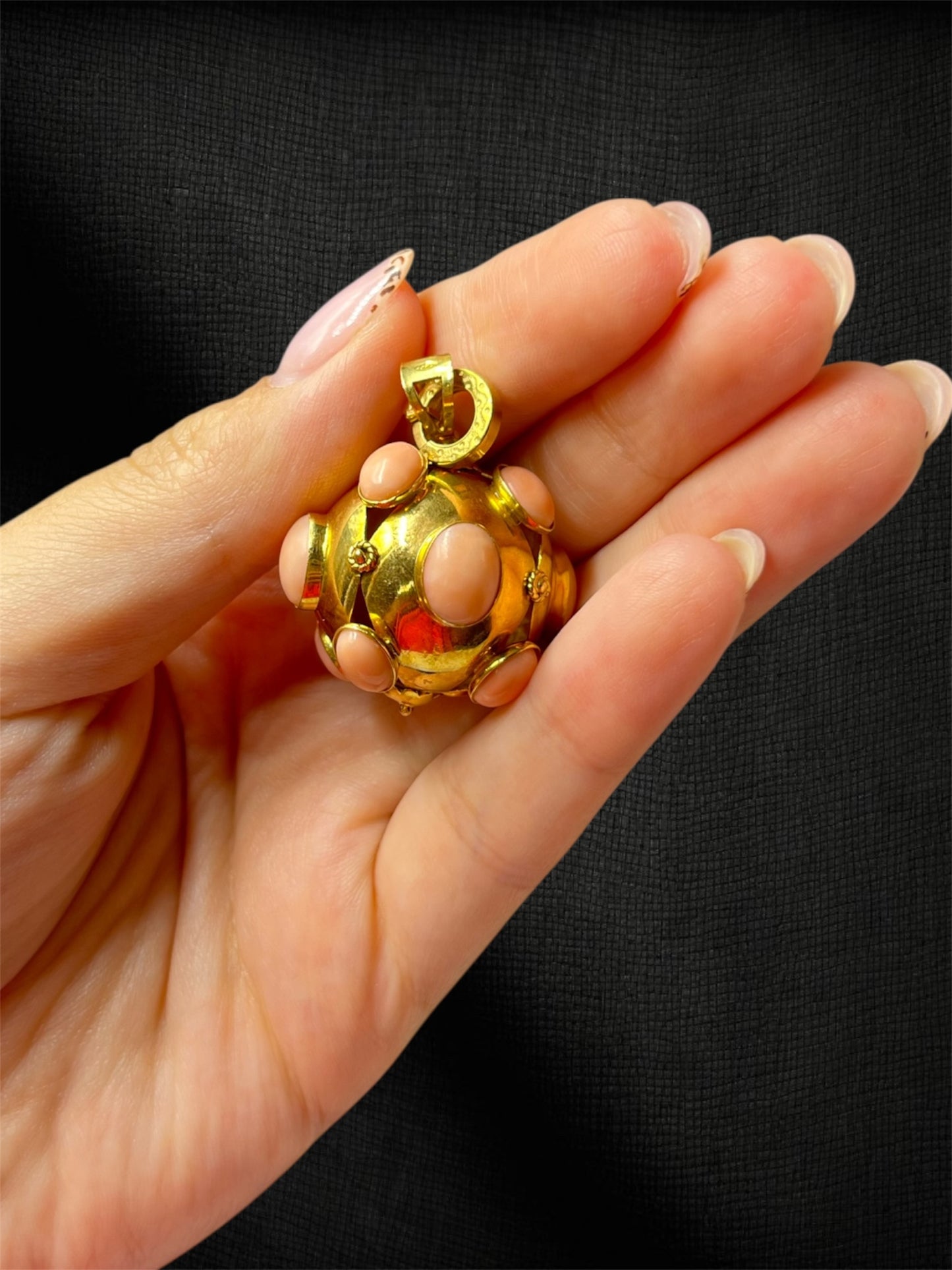 Ciondolo “mina” in oro giallo 18K con inserti in corallo rosa — Italia, anni ’60 (Copia)