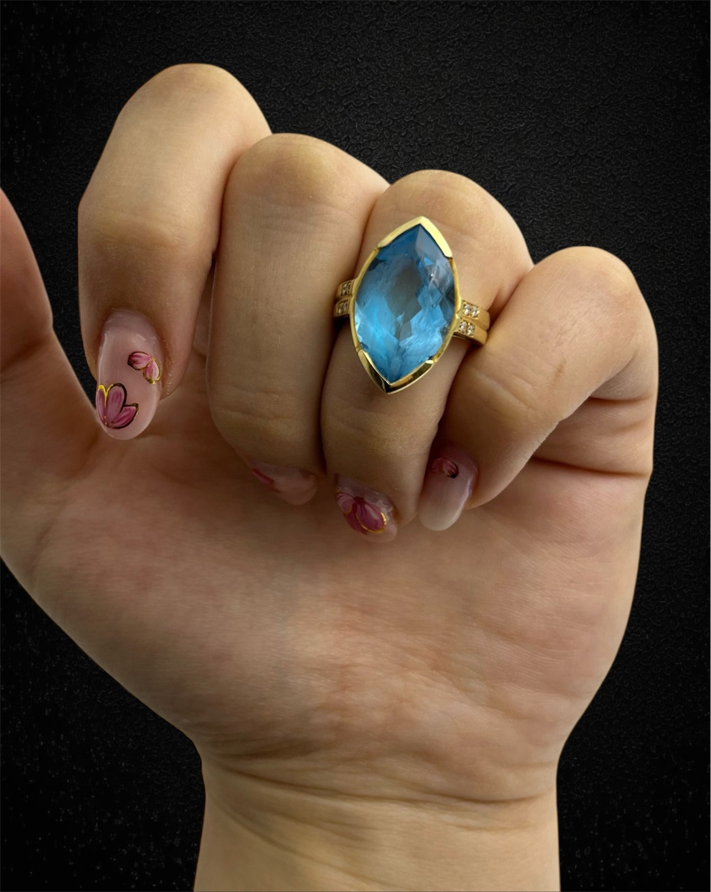 Anello italiano in oro giallo con topazio marquise e diamanti