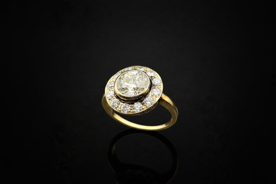 Anello Halo in Oro Giallo con Diamante Centrale 2,30 ct