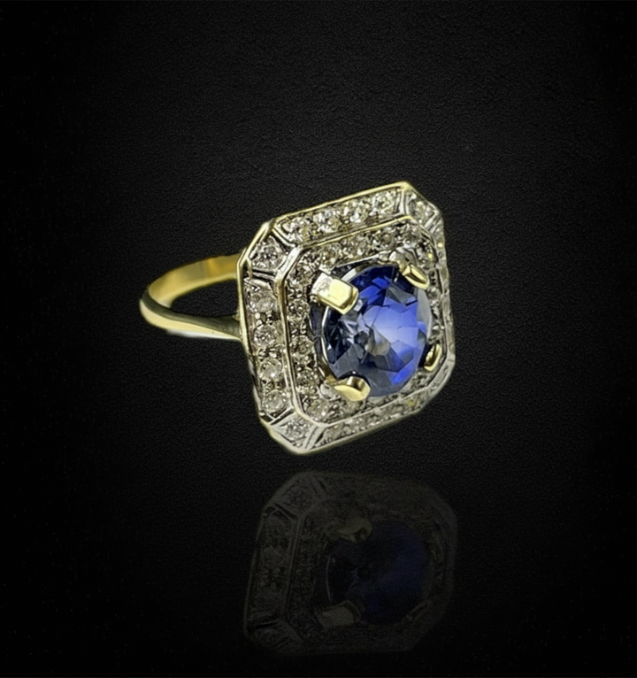 Anello Ottagonale con Zaffiro Verneuil e Diamanti