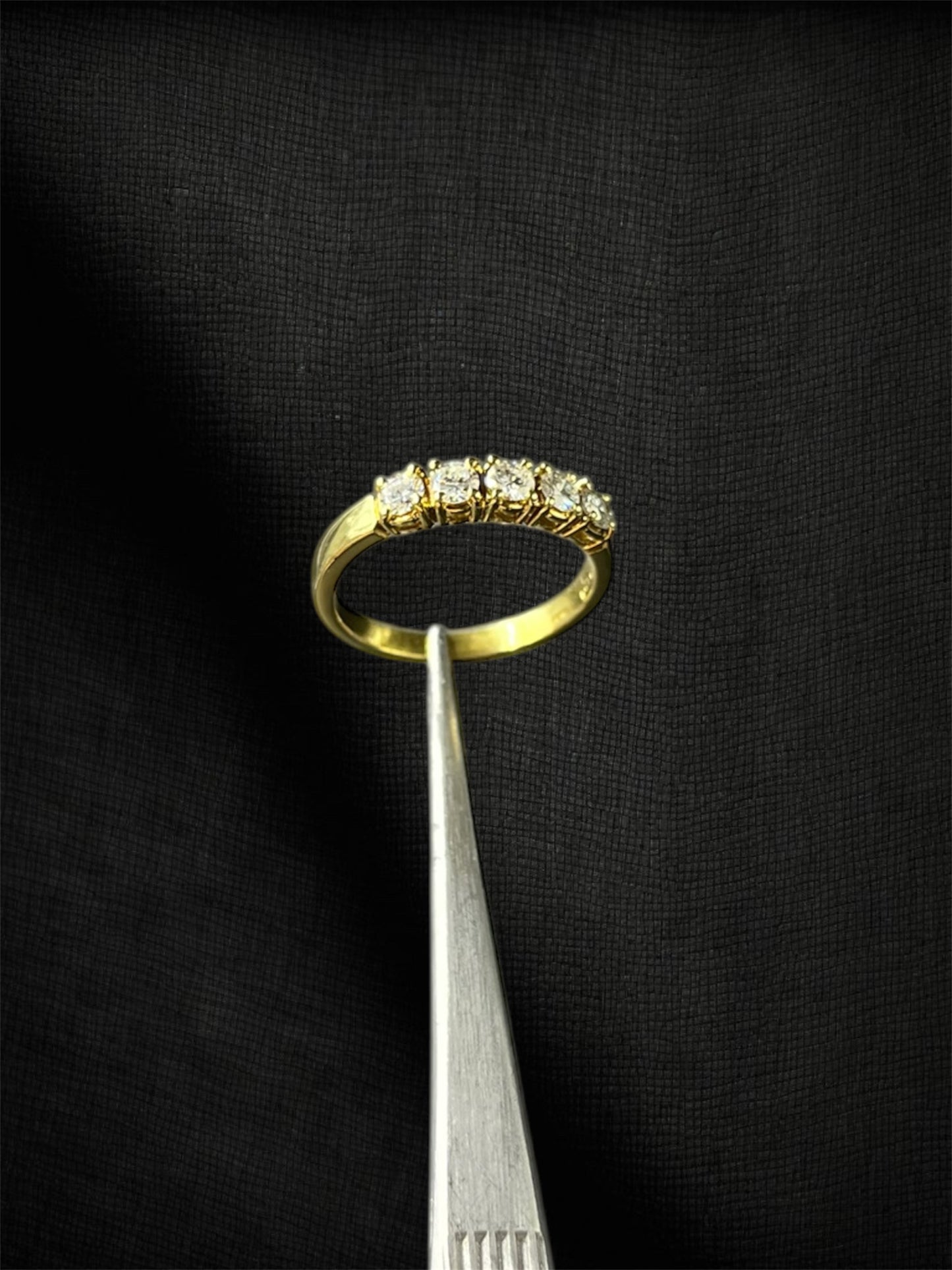 Anello riviere vintage in oro giallo con diamanti, produzione italiana anni '60