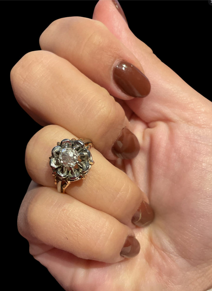 Anello vintage con diamante centrale a solitario
