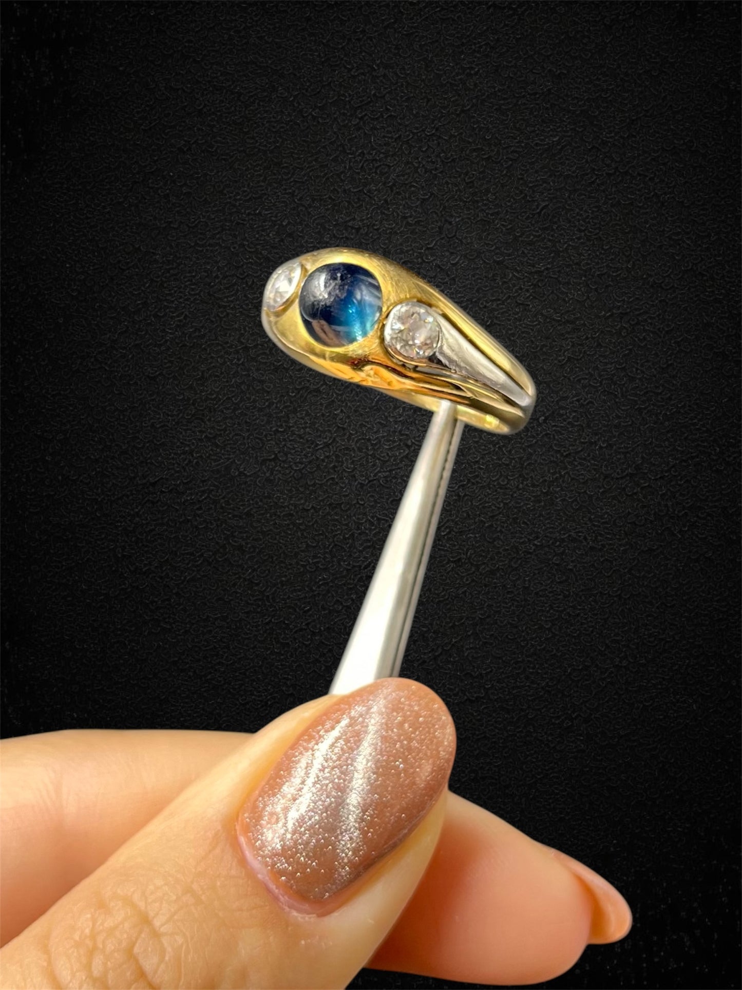 Anello a fascia in oro bianco con zaffiro cabochon e diamanti