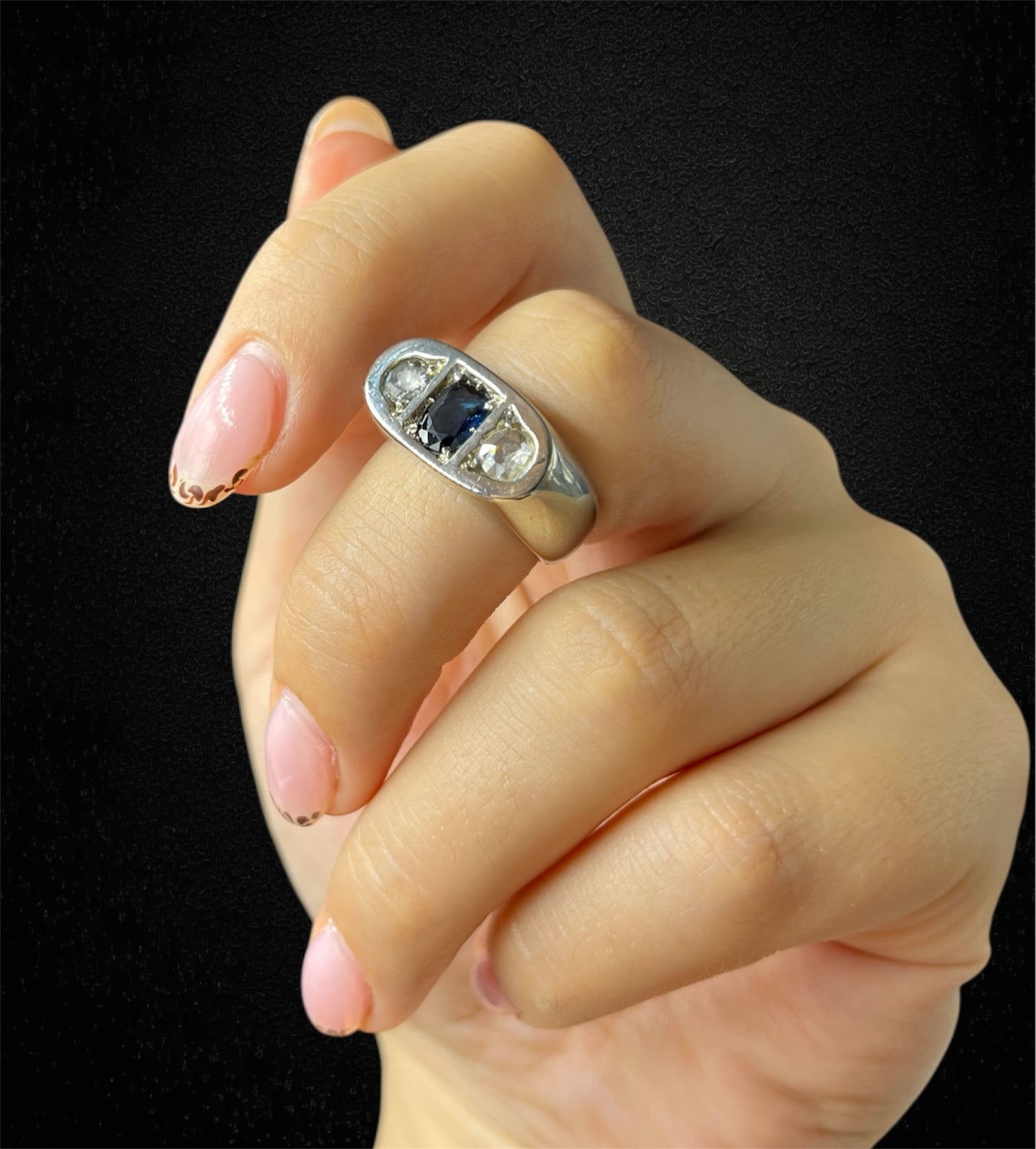 Anello a fascia con zaffiro cabochon e diamanti. Primi '900