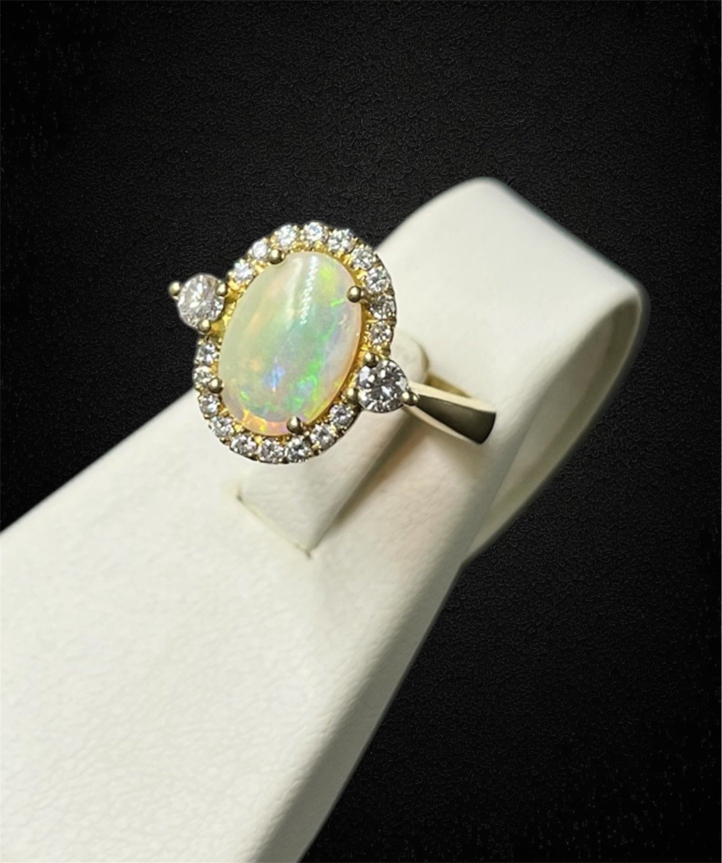 Anello con Opale Arlecchino e Diamanti