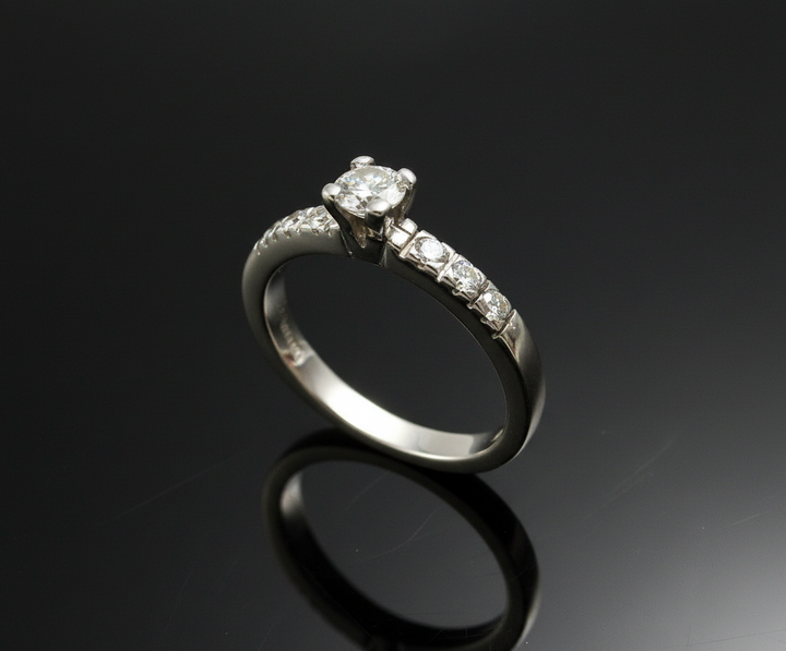 Anello in Oro Bianco e Diamanti di Biandrate Gioielli