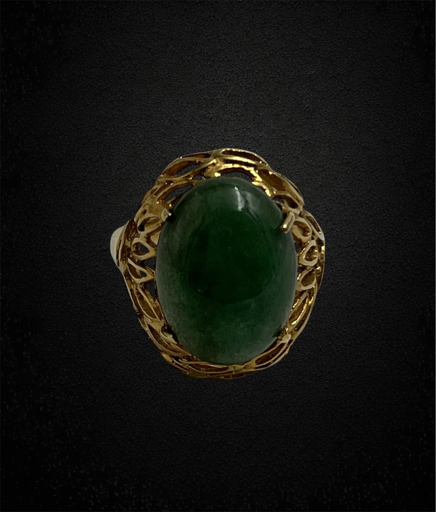 Anello con giadeite, ispirato alle forme sinuose della natura.