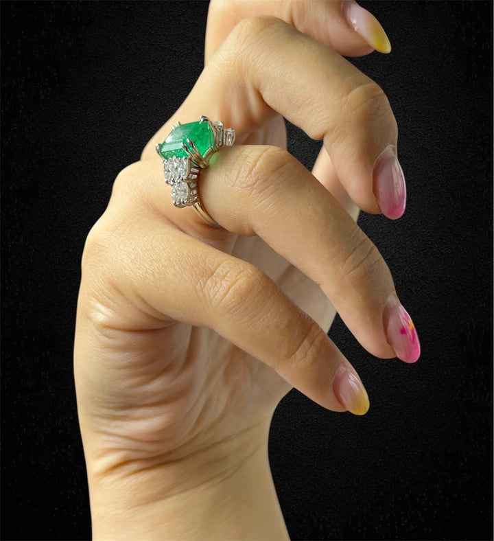 Strepitoso Anello con Smeraldo di Nostra Creazione