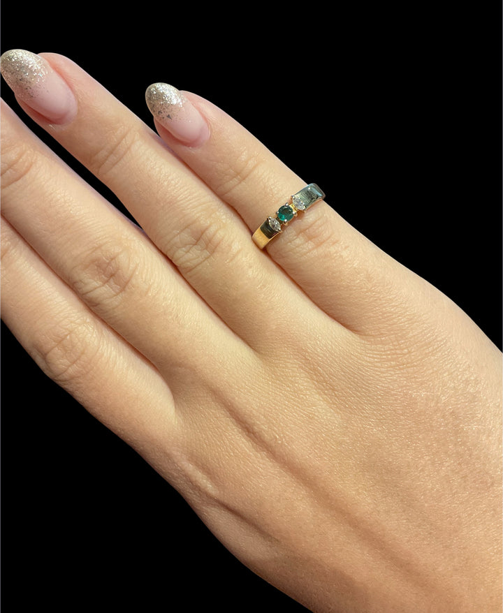 Anello da mignolo con smeraldo e diamanti marquise, produzione italiana anni '90