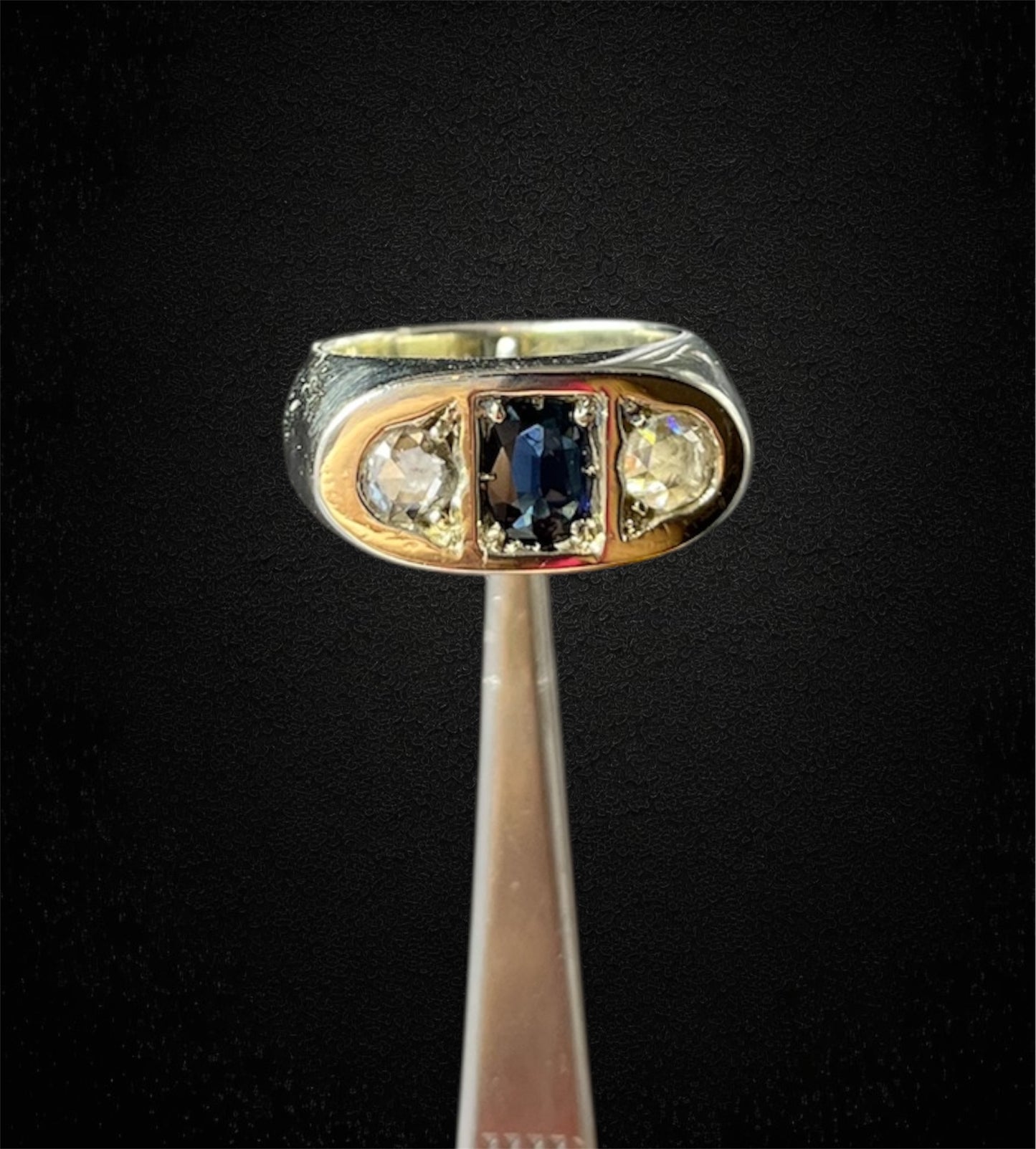 Anello a fascia con zaffiro cabochon e diamanti. Primi '900