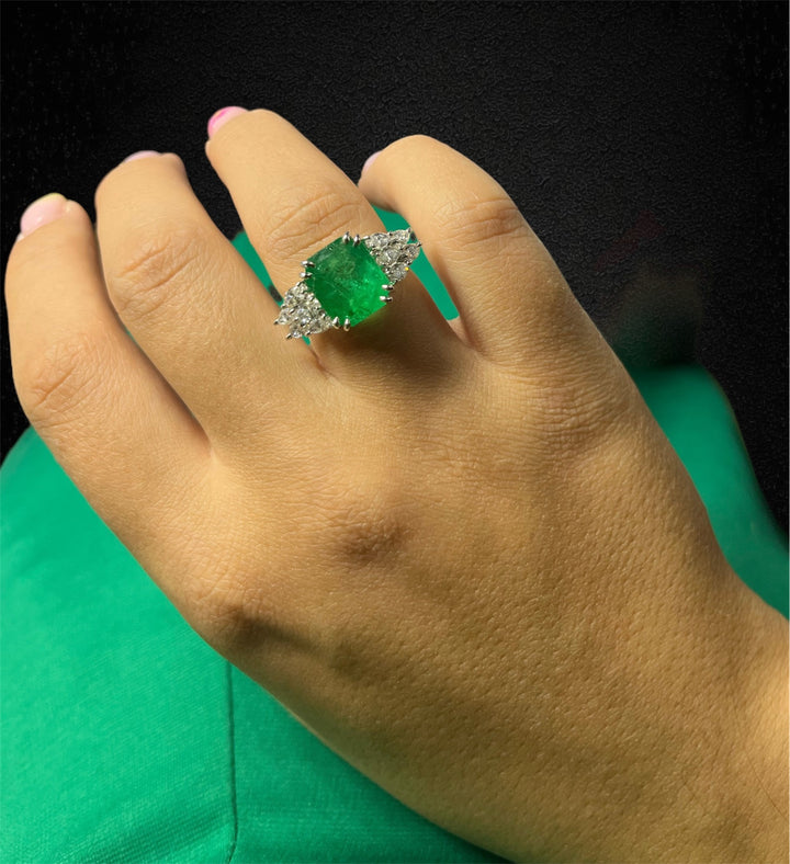 Strepitoso Anello con Smeraldo di Nostra Creazione
