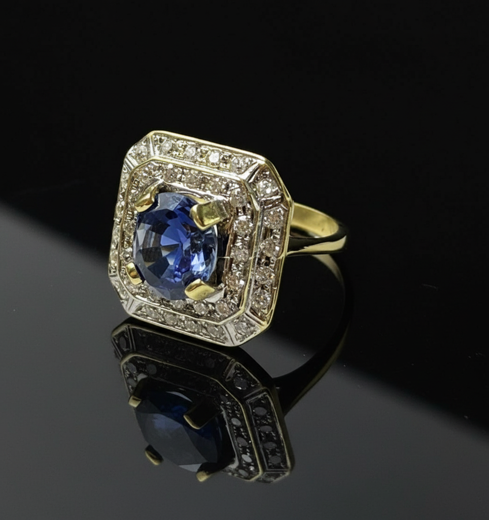 Anello Ottagonale con Zaffiro Verneuil e Diamanti