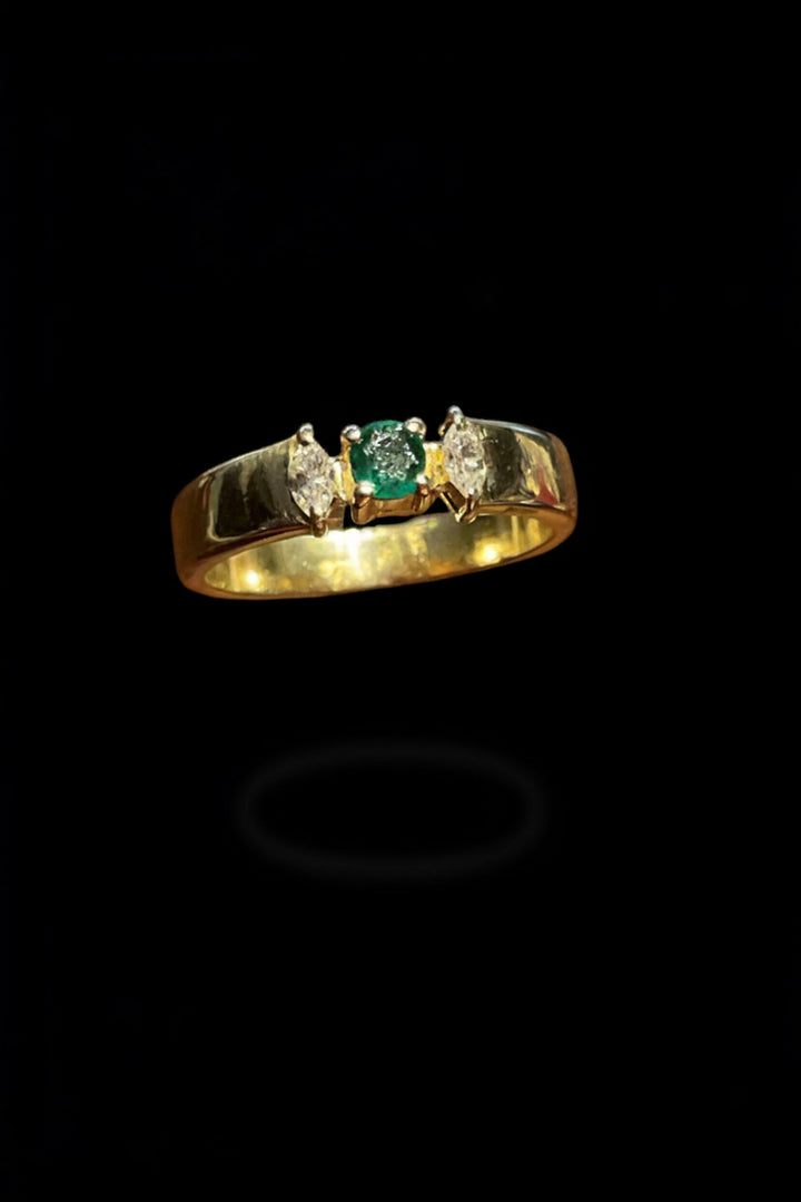Anello da mignolo con smeraldo e diamanti marquise, produzione italiana anni '90