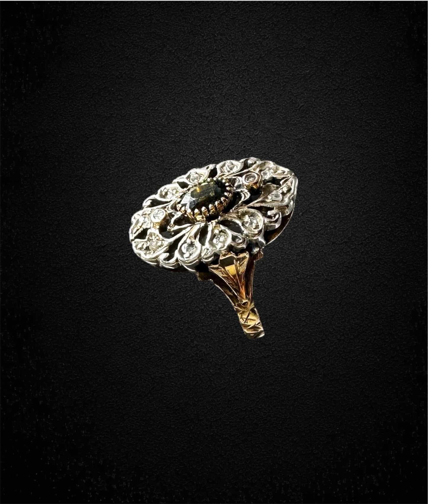 Anello in Stile Barocco con Peridot e Diamanti