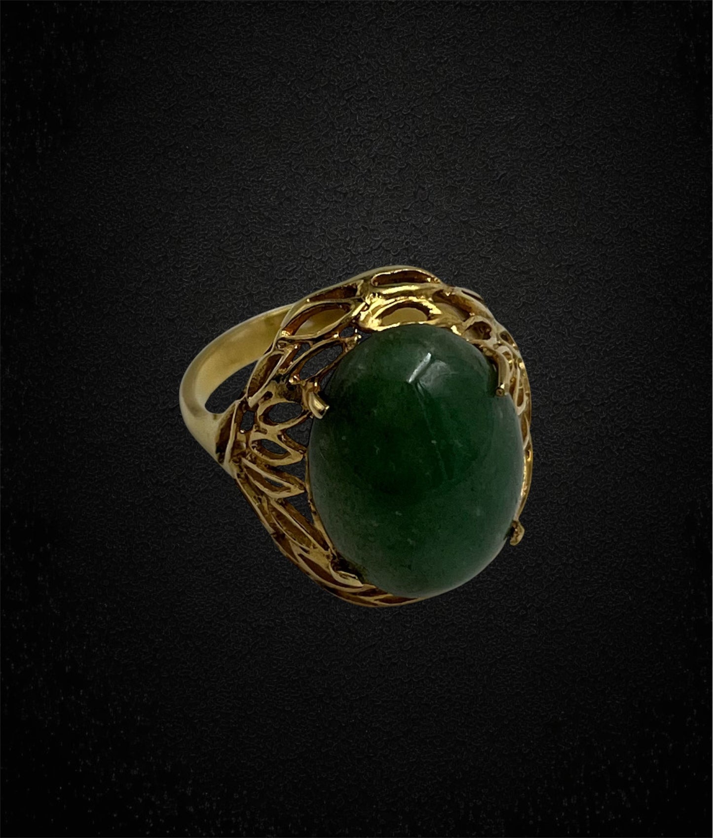 Anello con giadeite, ispirato alle forme sinuose della natura.