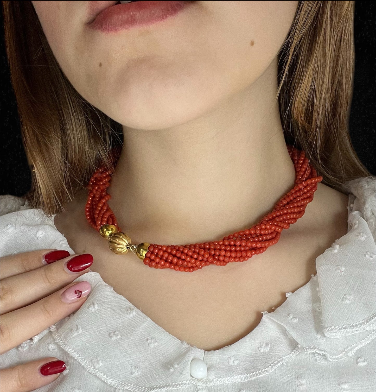 Collana in corallo multifilo, chiusura in oro giallo 18K