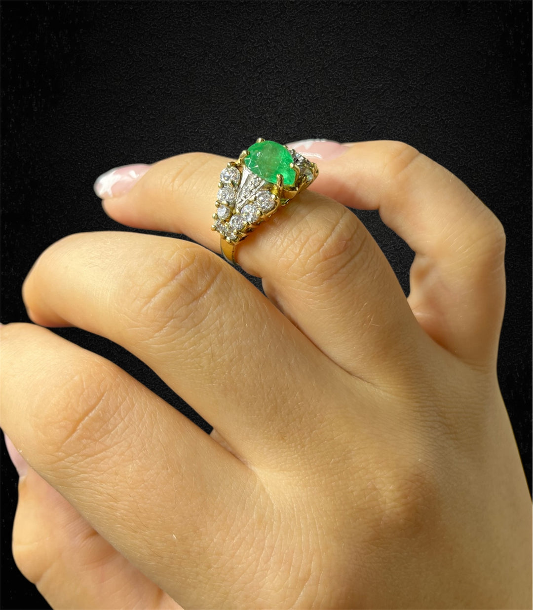 Anello con Smeraldo a Goccia e Diamanti