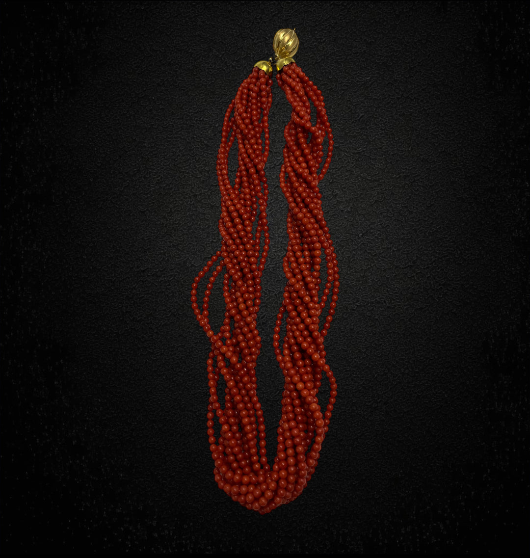 Collana in corallo multifilo, chiusura in oro giallo 18K