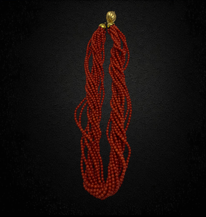 Collana in corallo multifilo, chiusura in oro giallo 18K