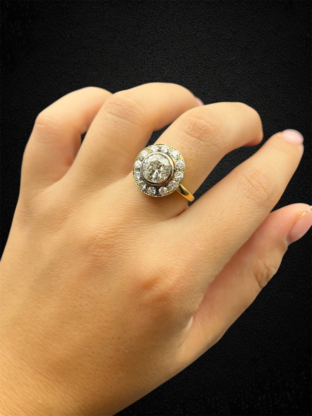 Anello Halo in Oro Giallo con Diamante Centrale 2,30 ct