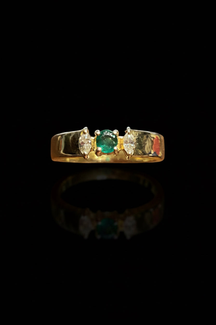 Anello da mignolo con smeraldo e diamanti marquise, produzione italiana anni '90