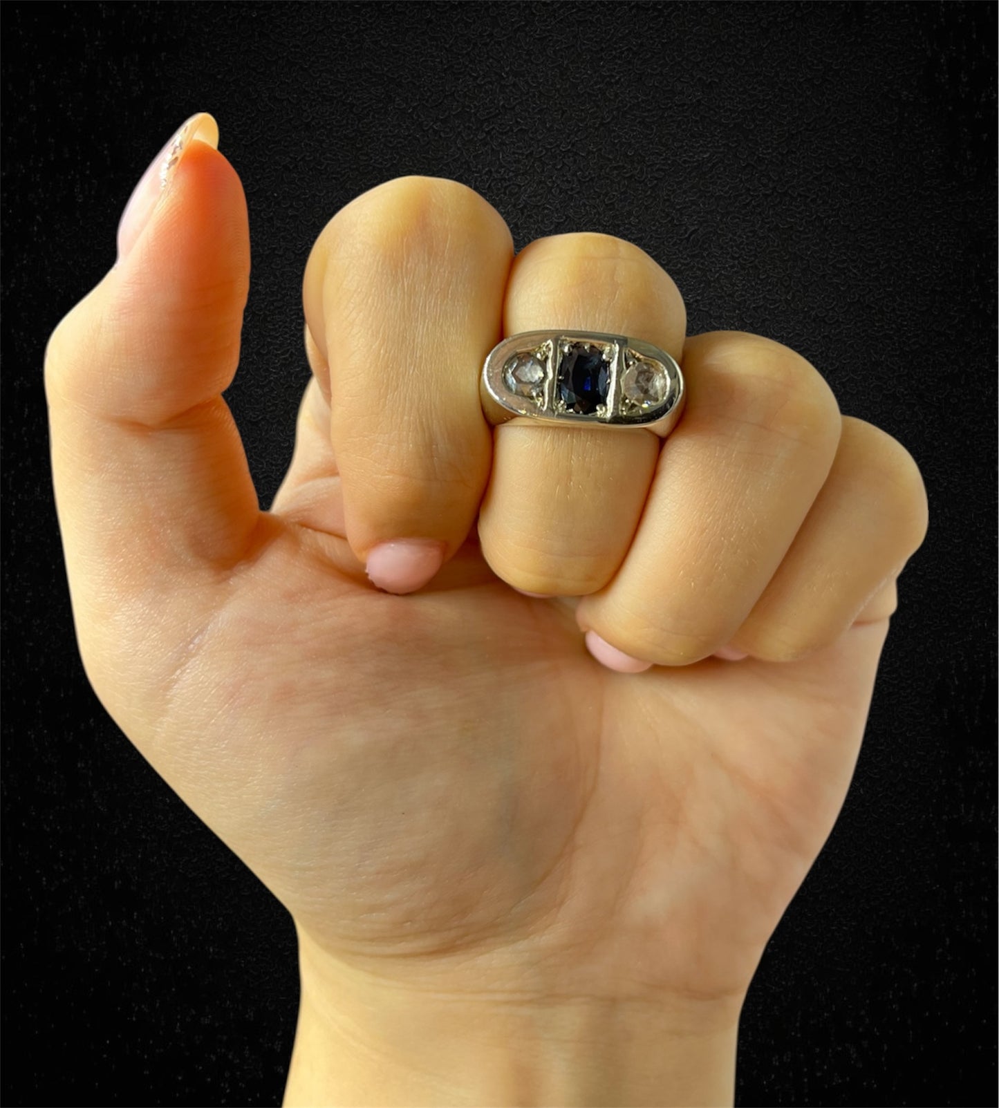Anello a fascia con zaffiro cabochon e diamanti. Primi '900