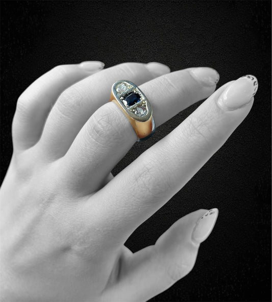 Anello a fascia con zaffiro cabochon e diamanti. Primi '900
