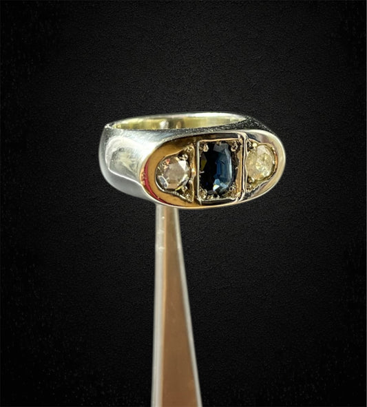Anello a fascia con zaffiro cabochon e diamanti. Primi '900