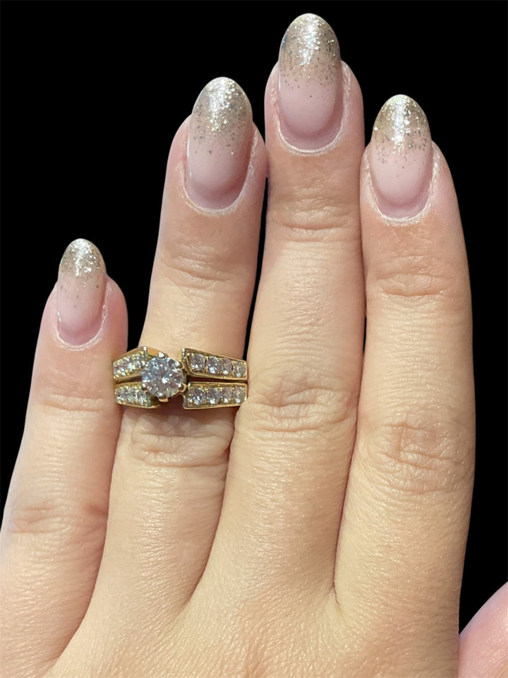 Anello Solitario ct. 0,73 in Oro, contorno diamanti