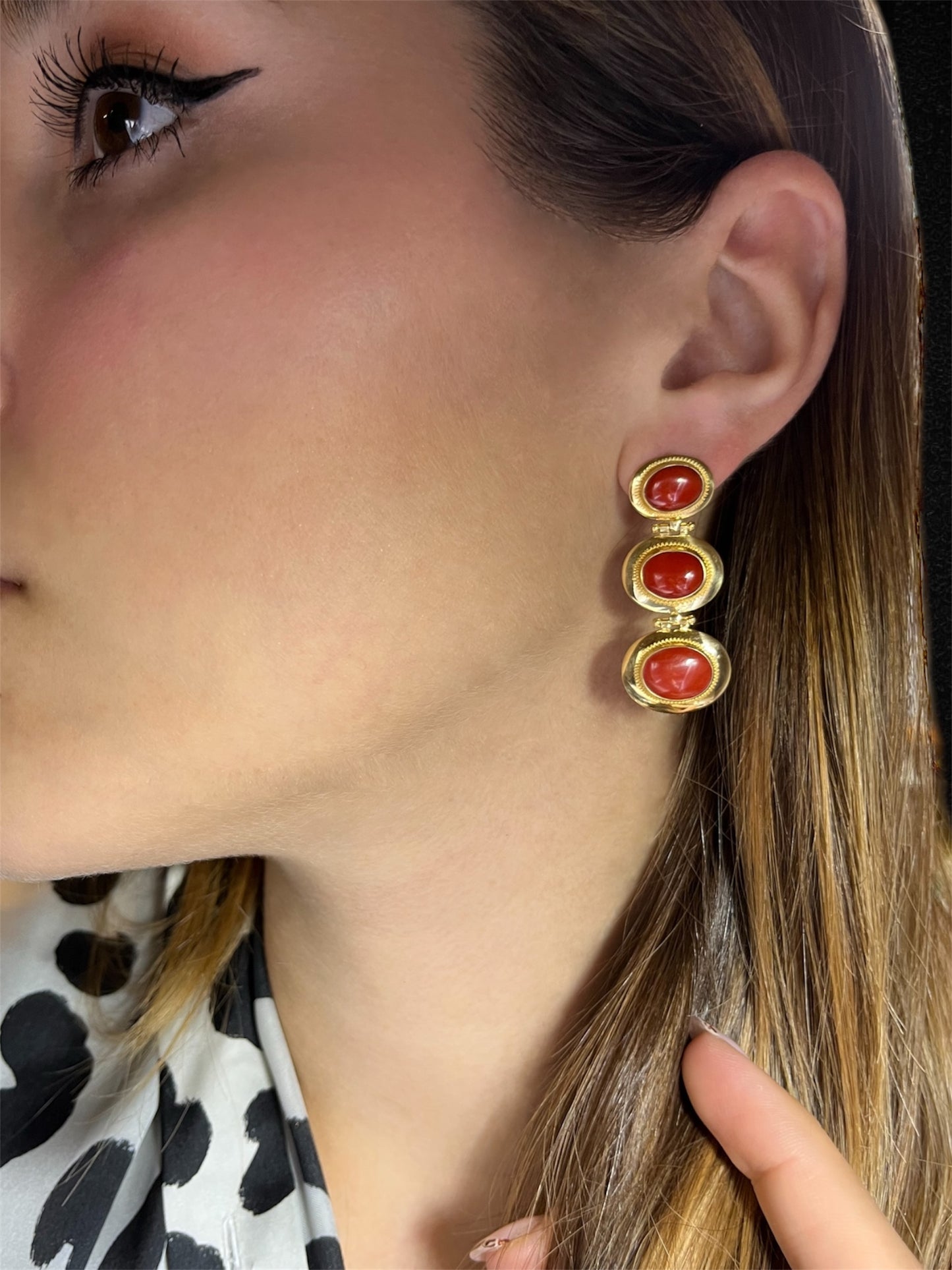 Orecchini in oro giallo 18K con corallo mediterraneo, produzione italiana