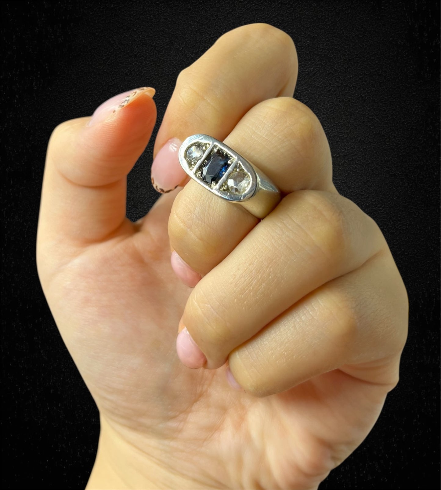 Anello a fascia con zaffiro cabochon e diamanti. Primi '900