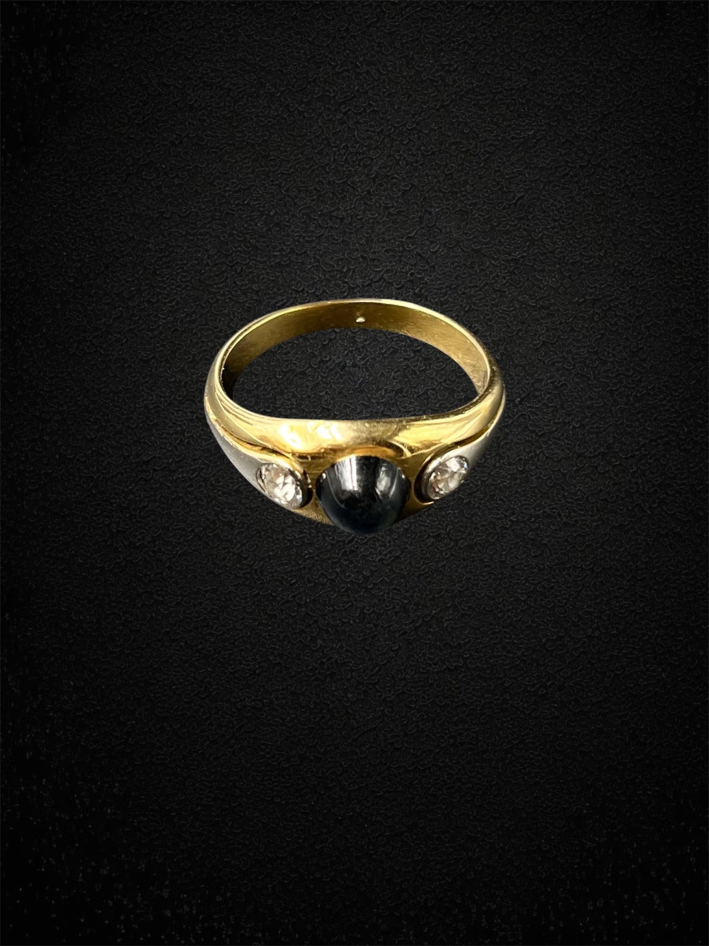 Anello a fascia in oro bianco con zaffiro cabochon e diamanti